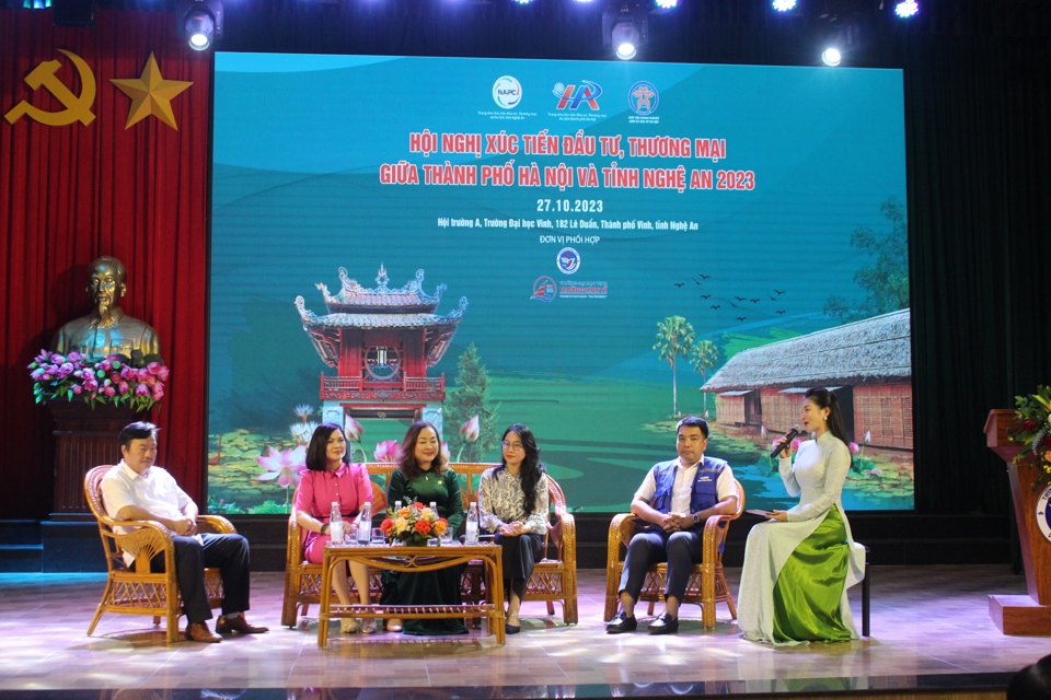 Các diễn giả chia sẻ tại Hội nghị Xúc tiến đầu tư, thương mại giữa Thành phố Hà Nội và tỉnh Nghệ An 2023